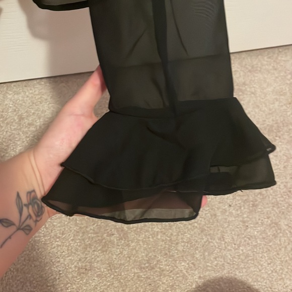 Beautiful ruffled sheer top - Picture 2 of 3